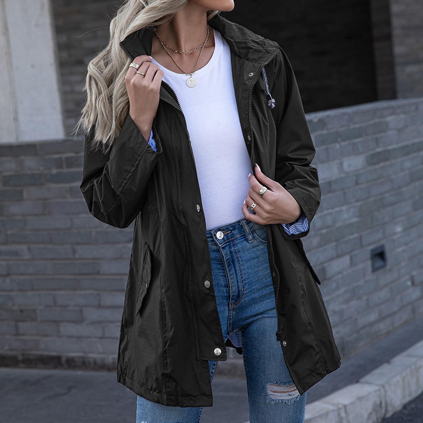 Женская водонепроницаемая куртка-дождевик с капюшоном на молнии средней длины — фото 9