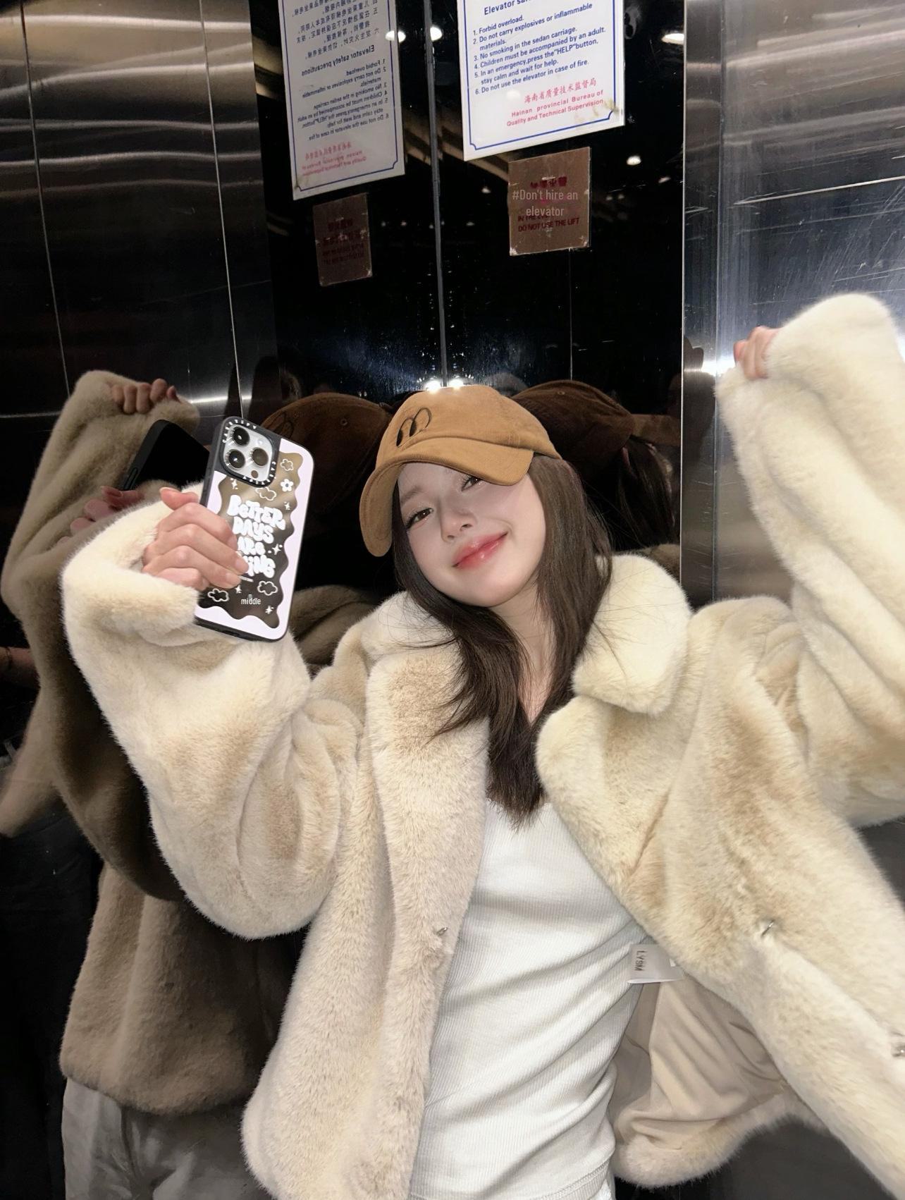 

Зимний стиль Чжао Луси 2024 года: Свободное однобортное однотонное меховое пальто One Size