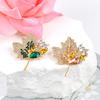 Exquisite Zirkon-Ahornblatt-Broschen für Damen, luxuriöser Strass-Pflanzen-Corsage-Schmuck für Kleider, Jacken und Partys