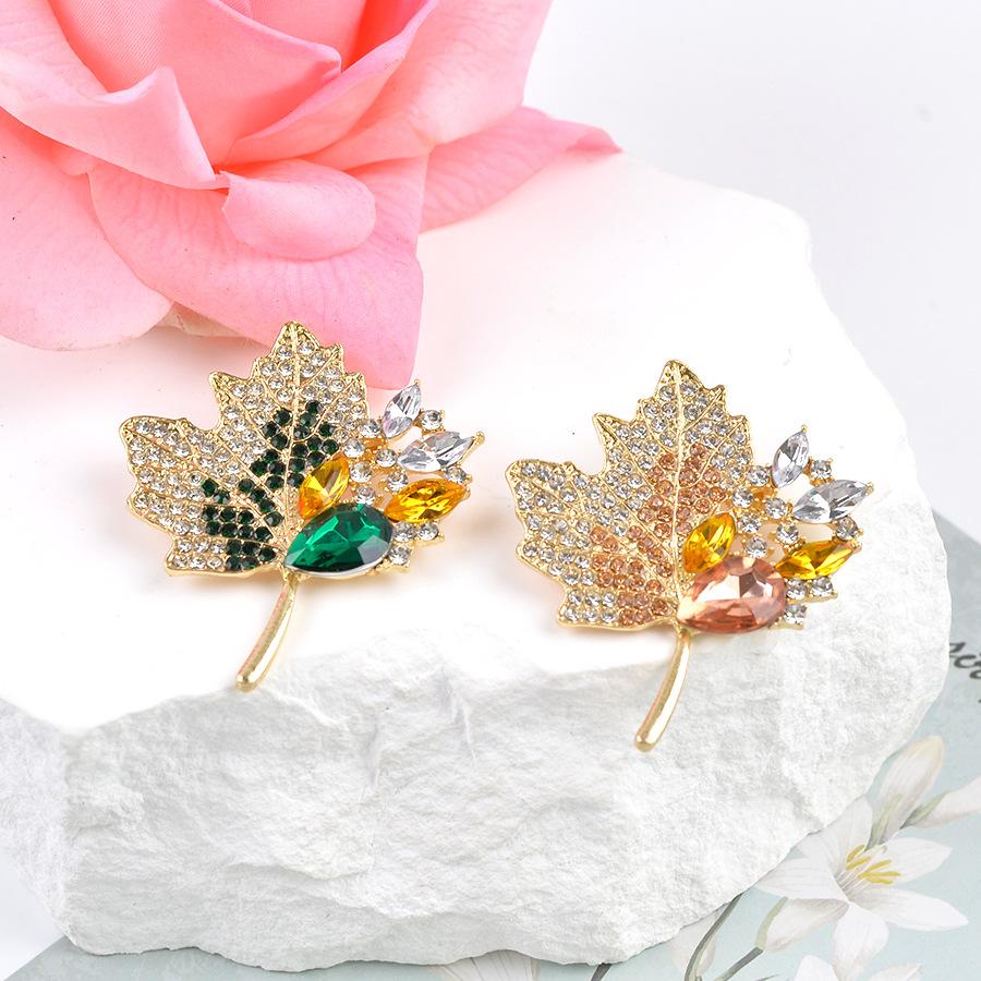 Exquisite Zirkon-Ahornblatt-Broschen für Damen, luxuriöser Strass-Pflanzen-Corsage-Schmuck für Kleider, Jacken und Partys