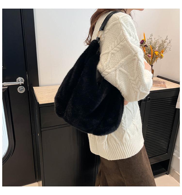 A must-have for autumn and winter fashion! Large-capacity Mao Mao women's bags, interpreting lazy trends