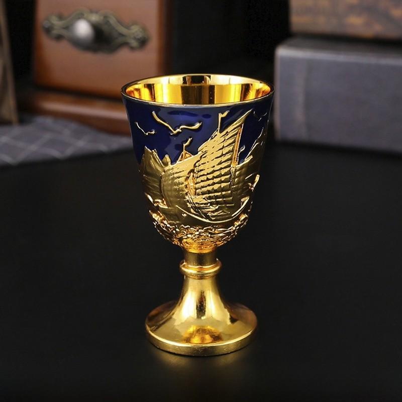 Messing-Schnapsglas auf hohem Fuß mit modernem minimalistischem Design für die Dekoration einer Hausbar