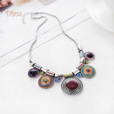 Collana con bavaglino con ciondolo rotondo in smalto intarsiato con pietra di cristallo da donna etnica con gioielli diamantati