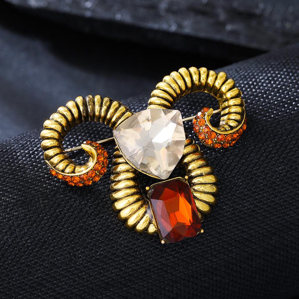 Personalized Retro Court Style Ancient Gold Goat Head Brooch Men's High-end Corsage Suit Dress Accessories Pin Badge