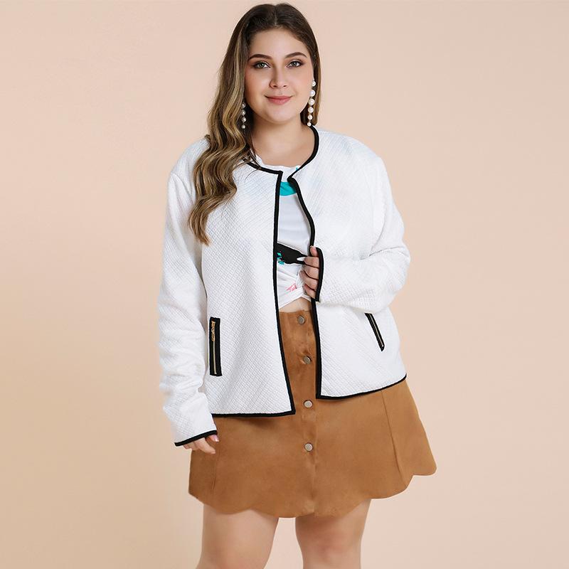 

Новая модная женская куртка в стиле пэчворк с контрастным воротником и круглым вырезом.