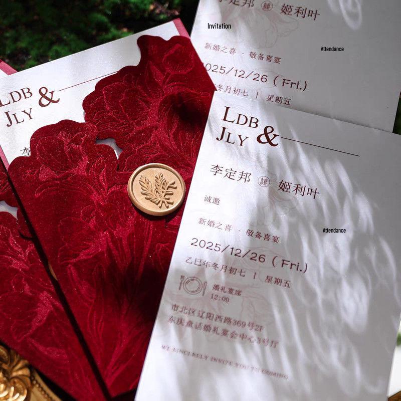 Hochzeitseinladung aus bordeauxrotem Samt mit Wachssiegel – Luxuriös und französisch inspiriert