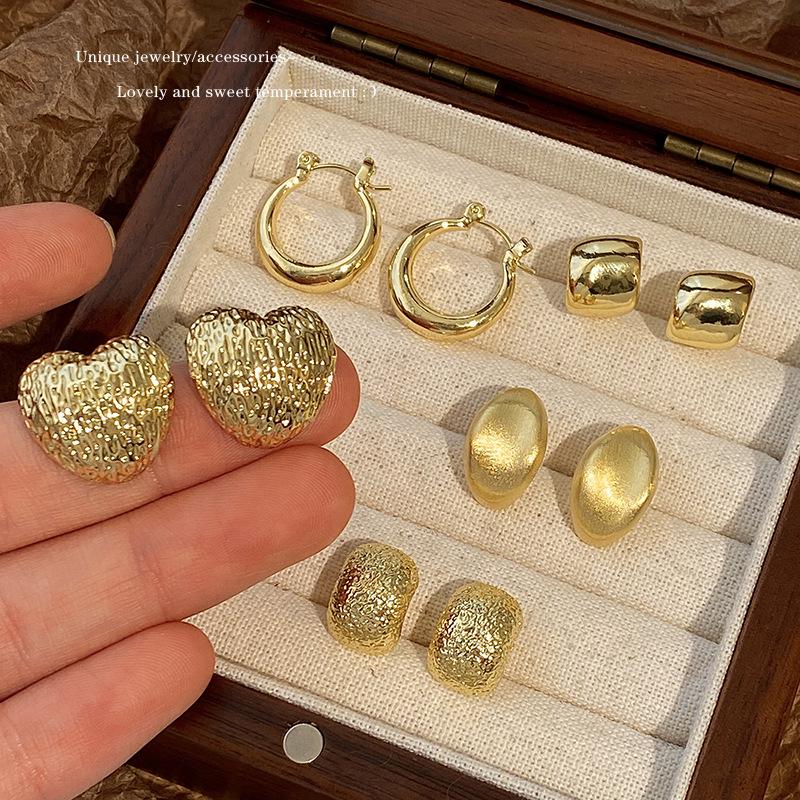 

Gold Brushed Heart Stud Earrings: Luxury Style High-End Hoops, 2023 Autumn-Winter Collection