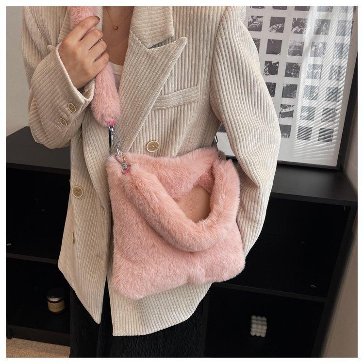 Fashion Love Heart Clutch Bag Versatile Women's 2023 New Fall Winter Large Capacity Shoulder Crossbody Bag Soft Plush Tote Bag