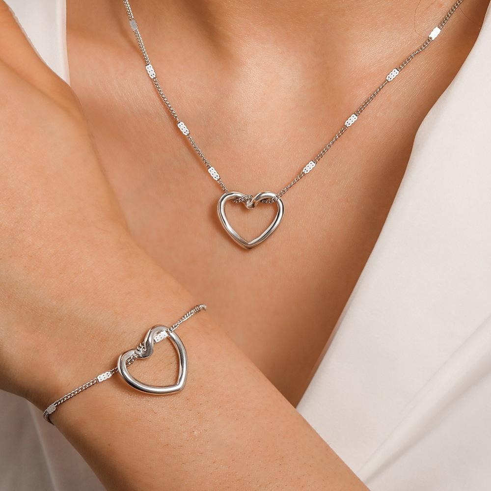 Simple  Hot Selling Hollow-out Peach Heart Fashion Sweet Simple Clavicle Chain Stainless Steel Necklace Bracelet  Set