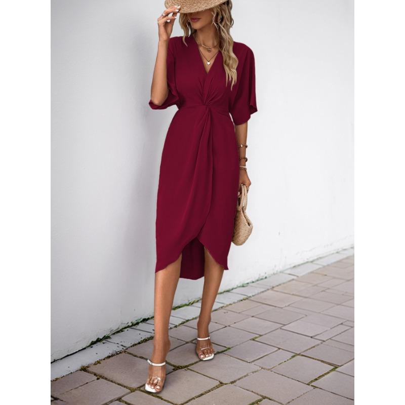 Jednoduché jednobarevné nepravidelné šaty s raglánovými rukávy