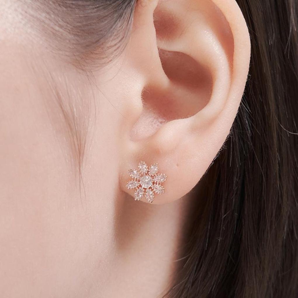 [CRANNE] Silver Snowflake Cubic Point Earrings C24EB329