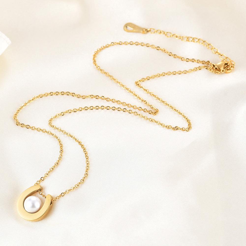 Retro U-Shaped Horseshoe Pearl Pendant Necklace