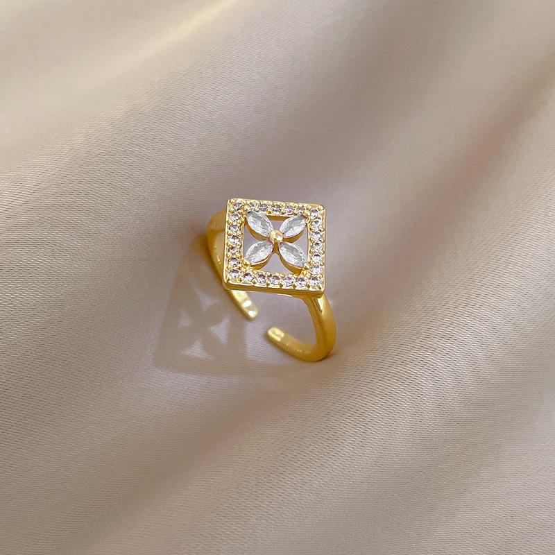 

Кольцо в форме ромба, с полым цветком-четырехлистником, в японском и корейском сладком и свежем стиле, для модной личности opening adjustable золотой