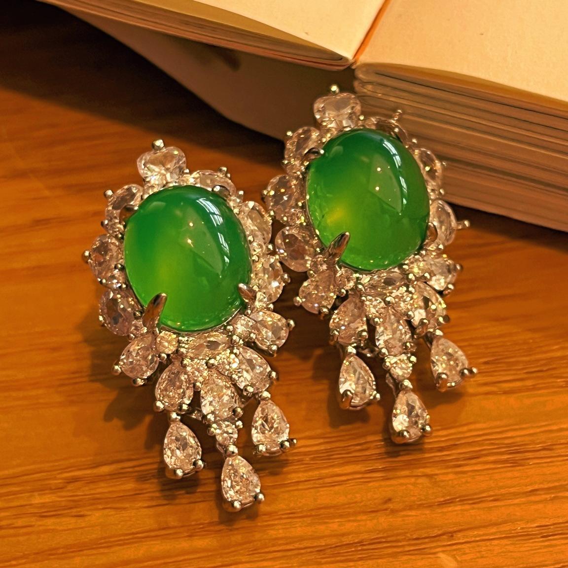 

Full Green, Yang Green, Natural Agate Green Chalcedony Earrings, Women S Opening Is Slightly Inlaid, And The Real Shot Is Fidelity.