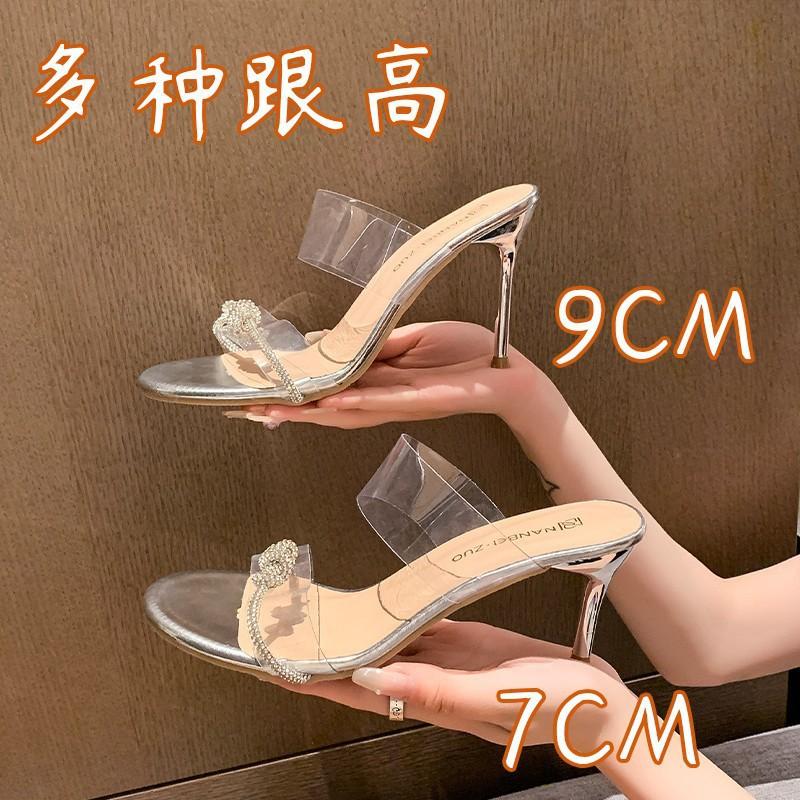 The Korean version of this summer's new large-size cool slippers, rhinestone kinks, transparent high-heeled sandals, and women's shoes with one word.