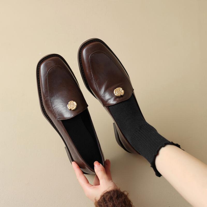 

Новые повседневные маленькие кожаные туфли для женщин, удобные нескользящие женские туфли на толстой подошве, с мелким вырезом, низкие, на одной педали, на четыре сезона, больших размеров, sin 39 коричневый