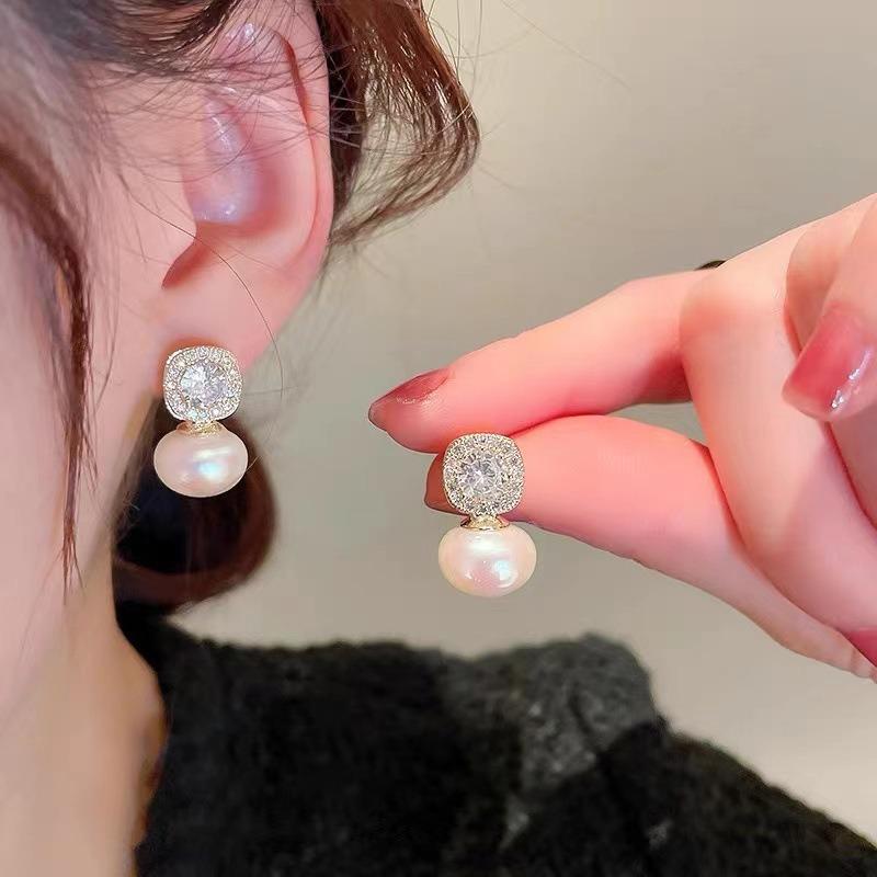 Exquisite Full-diamond Sweet Bow-shaped Pearl Stud Earrings for Women, Fashionable, Simple, Small, and Versatile. Ear Jewelry.