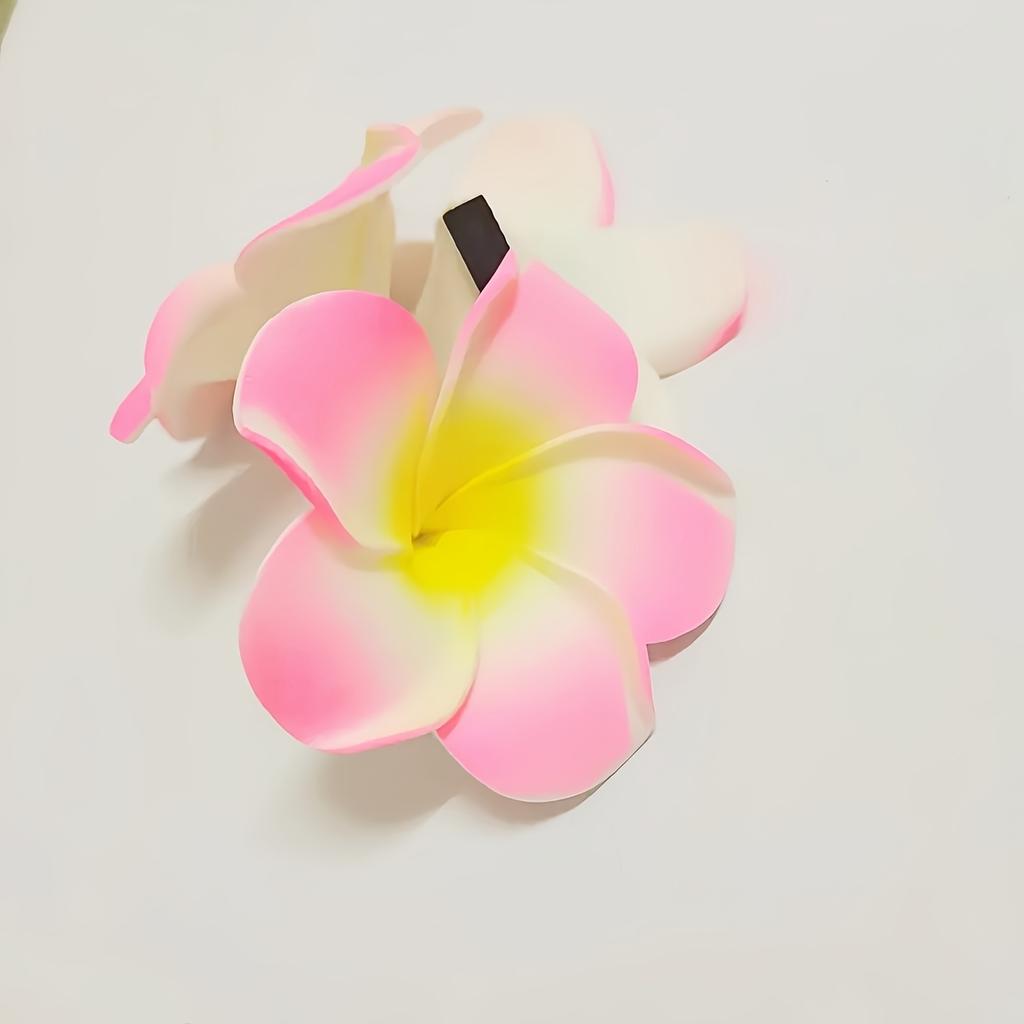 Boho-Stil Blumen Haarspangen - Alligator-Haarspangen mit leuchtend pinkfarbenen und weißen Frangipani-Blüten, perfekt für ungezwungene Ausflüge und den Valentinstag