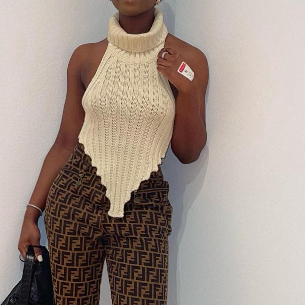 Dámský vlněný pletený top bez rukávů s vysokým výstřihem, nepravidelným střihem a sexy odhalenými zády