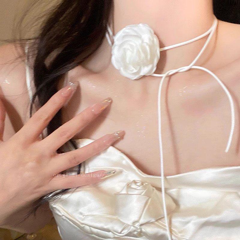 Rose Pearl Choker Necklace: Elegant Light Luxury Clavicle Chain for Women