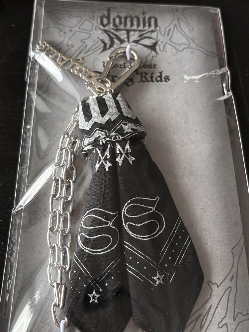 

[USED] StrayKids Sukizu Bandana Keychain Live Goods dominATE