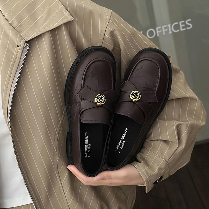 2025 autumn new and old money wind camellia loafers round head comfortable thick heel retro pleated commuter small leather shoes women