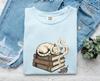 Napping Cat Shirt Cat Reading Gift Women Retro Tee Kitten T-Shirt Cat Fan Vintage Tshirt Book Graphic Sketch Piled Books Tshirt