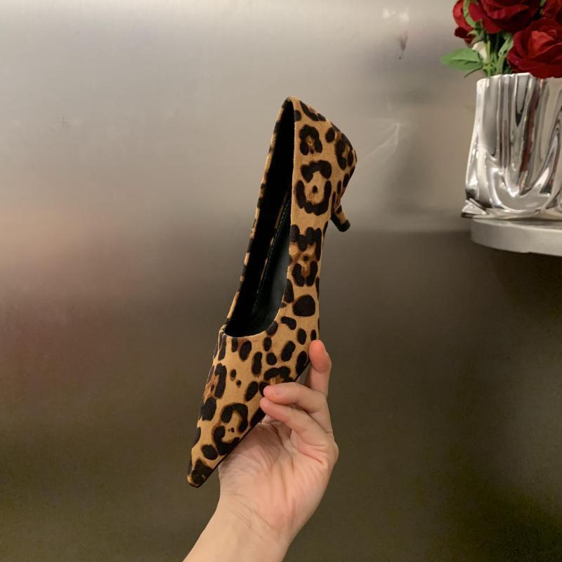 נעלי נשים צרפתיות עקבים גבוהים קטנים מקצועיות שחורות אביב 2025 חדשות עקב דק פה רדוד ריינסטון מחודדות עקב נמוך נעלי נשים בודדות