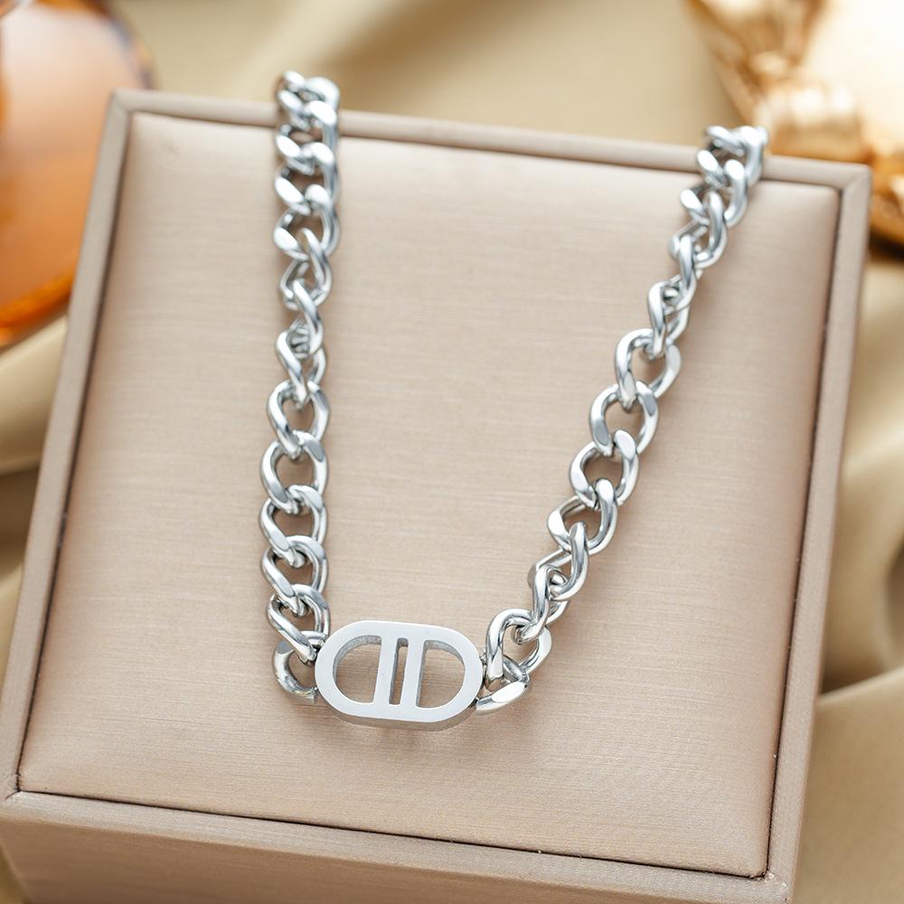 Exquisite 18K Gold-Plated Titanium Steel Necklace - Women's Clavicle Chain Jewelry, Fade-Resistant