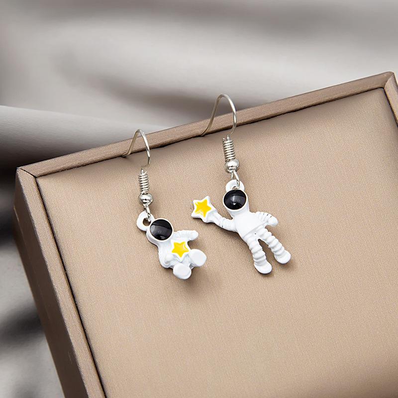 Fashion Asymmetry Astronaut Star-Picking Earrings Creative Temperament Design Sense Earrings Female