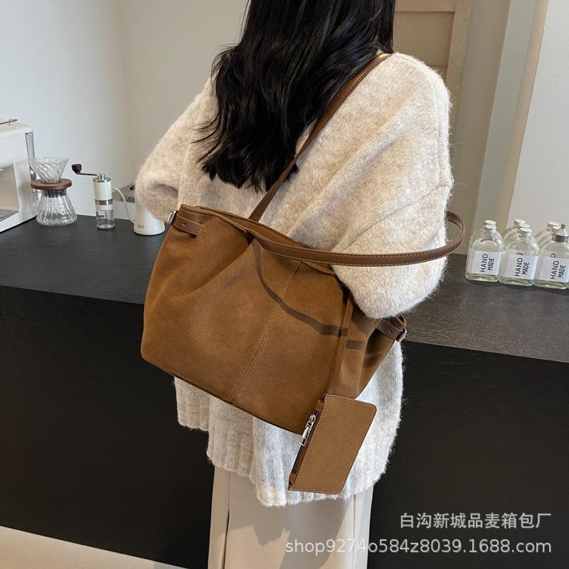 Autumn and Winter Explosion Matte Big Bag Women's 2025 New Trendy Temperament Versatile Shoulder Bag Large Capacity Commuter Tray