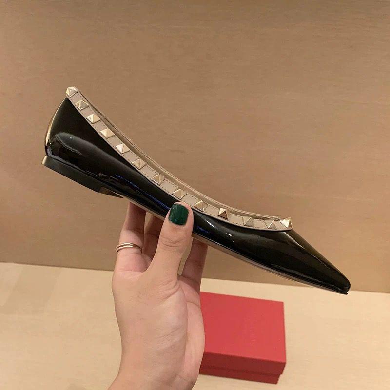 Spring new V home rivet flat shoes women's versatile soft sole temperament Liuding shallow mouth single shoes ladyshoes
