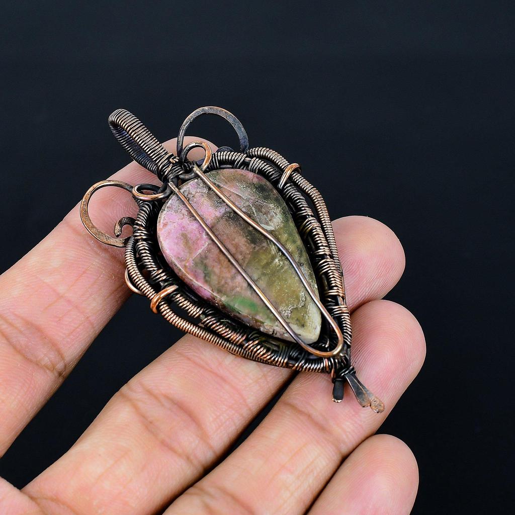 Rosa Kobalt-Anhänger aus 999er Kupferdraht, handgefertigtes Schmuckstück mit Edelsteinmotiv – das perfekte Geschenk zum Geburtstag