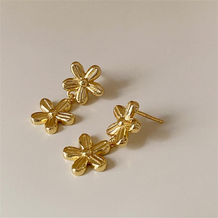Korean version of exquisite flower stud earrings cold wind light luxury high-end earrings niche design fashion simple earrings tide