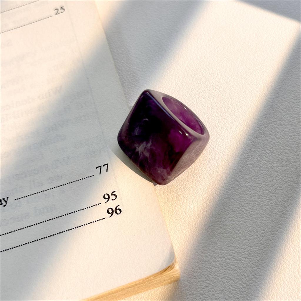 New Vintage Trendy Large Finger Rings For Women Exaggerated Amber Color Resin Temperament Geometric Finger Ring Punk Jewelry