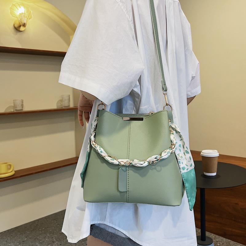 Popular Large Capacity Bucket Pack Summer New Fashion Women Crossbody Bags Casual Commuting Chains Single Shoulder Bag
