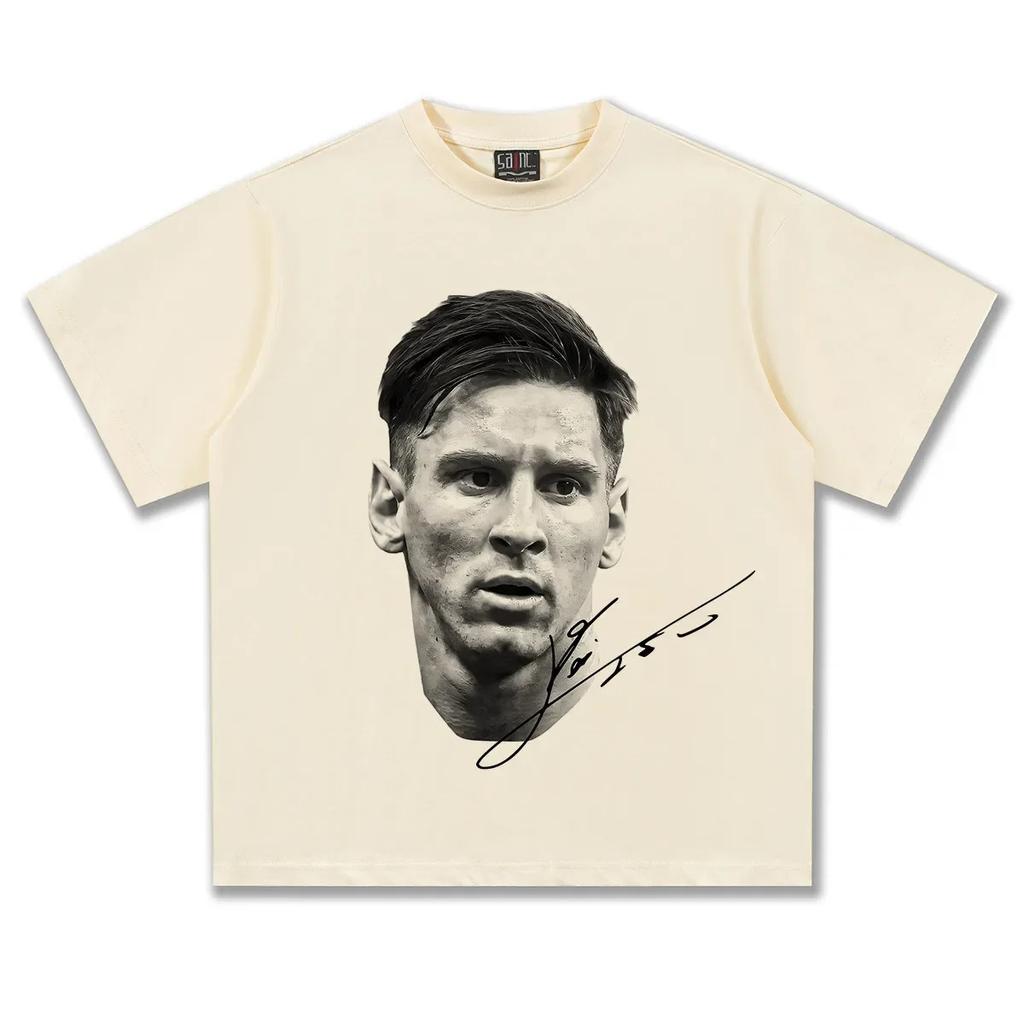 T-shirt met zwart-wit portret van Lionel Messi en zijn handtekening, unisex vintage oversized katoenen streetwear-shirt voor voetbalfans.