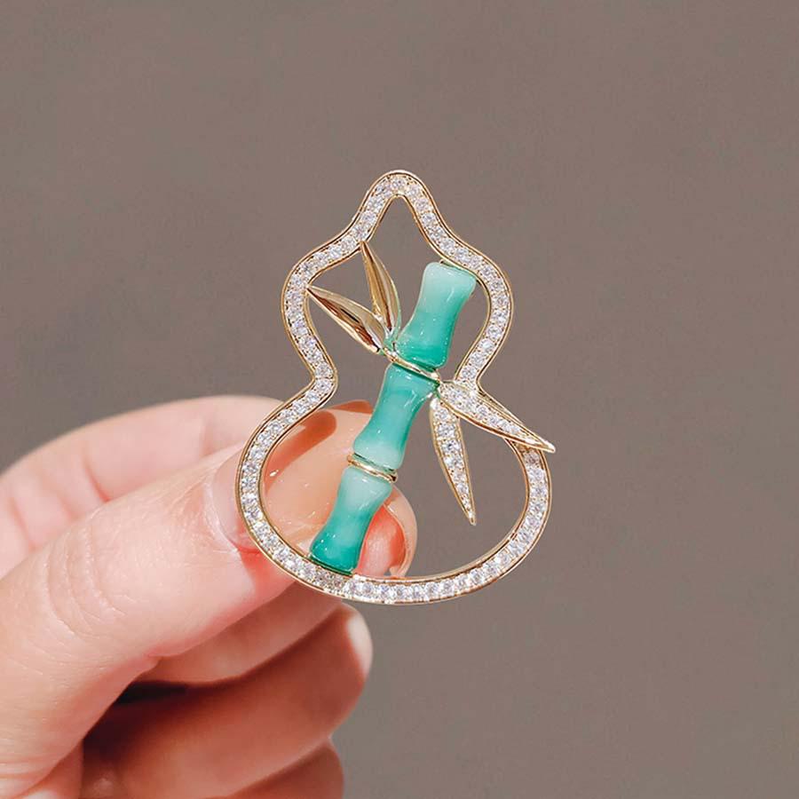 Elegant Pearl Brooch for Women's Suits - High-End Jewelry Pin