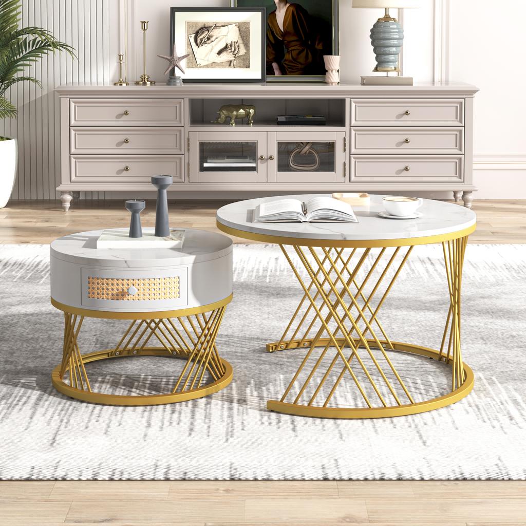 2-in-1 Runder Couchtisch aus MDF, Beistelltisch mit Marmorplatte und Schubladen aus Kunststoff-Rattan, Griffe aus Massivholz. Goldene Eisenfüße.