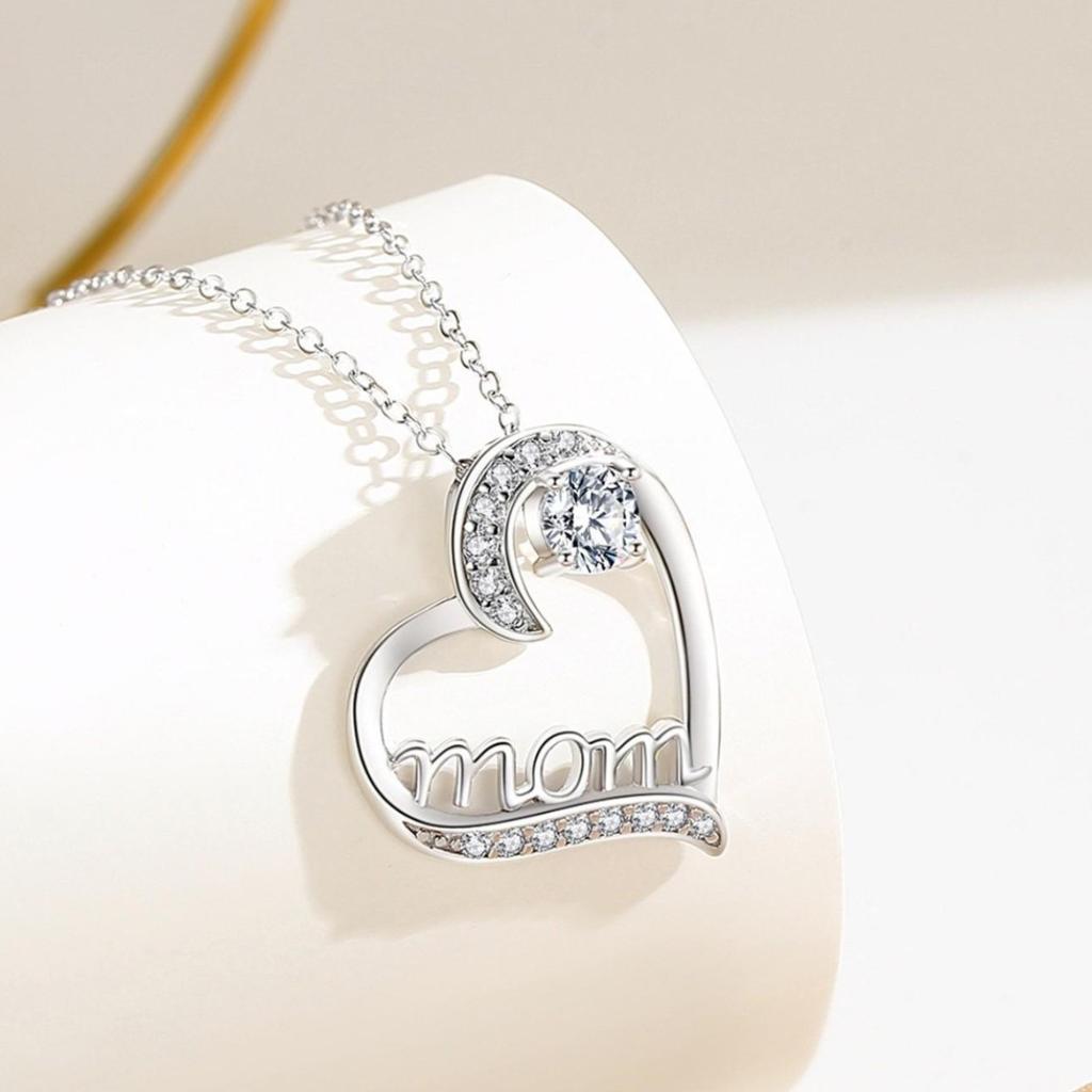 Heart-shaped thickened pendant with diamond necklace.