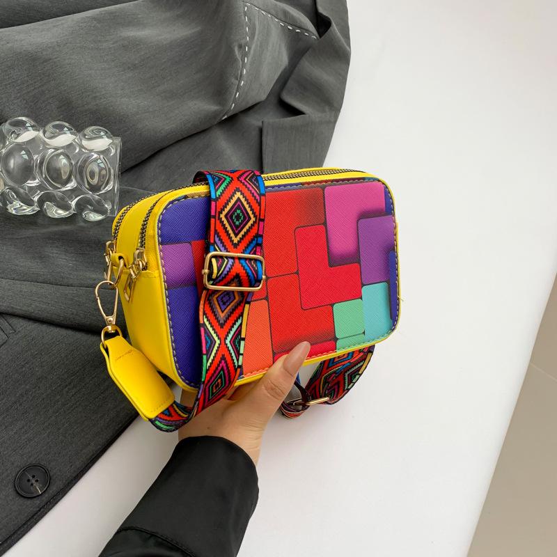 Tegoroczna popularna modna mała świeża torba dojazdowa w stylu zagranicznym 2024 lato nowa moda retro listonoszka mała kwadratowa torba damska
