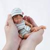 6 tums realistisk simuleringsdocka Solid mjuk silikon Återfödelsedocka April Mini Handlek Babydockor Dusch Byta kläder Docka Palm Leksak