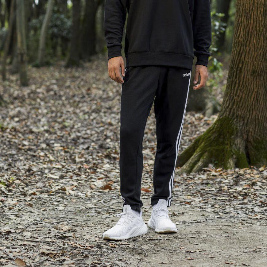 Adidas Pantaloni din fleece Essentials cu 3 dungi Pantaloni pentru bărbați Negru DQ3093