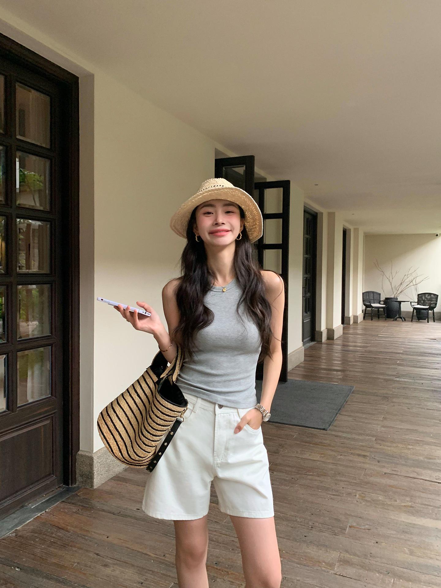 Leg Master Women s Retro High-Waisted Wide-Leg Denim Shorts in White M