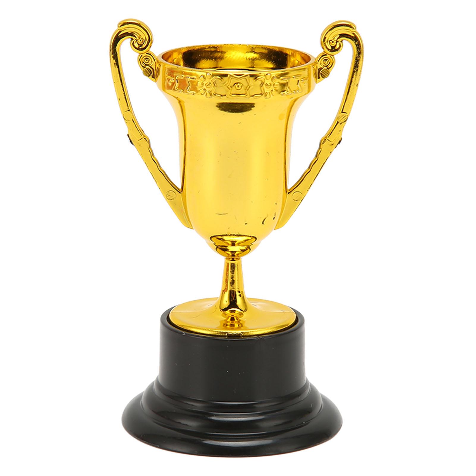 

Мини-золотой приз включает в себя золотой пластиковый кубок-трофей, блестящие золотые медали победителя для вечеринки