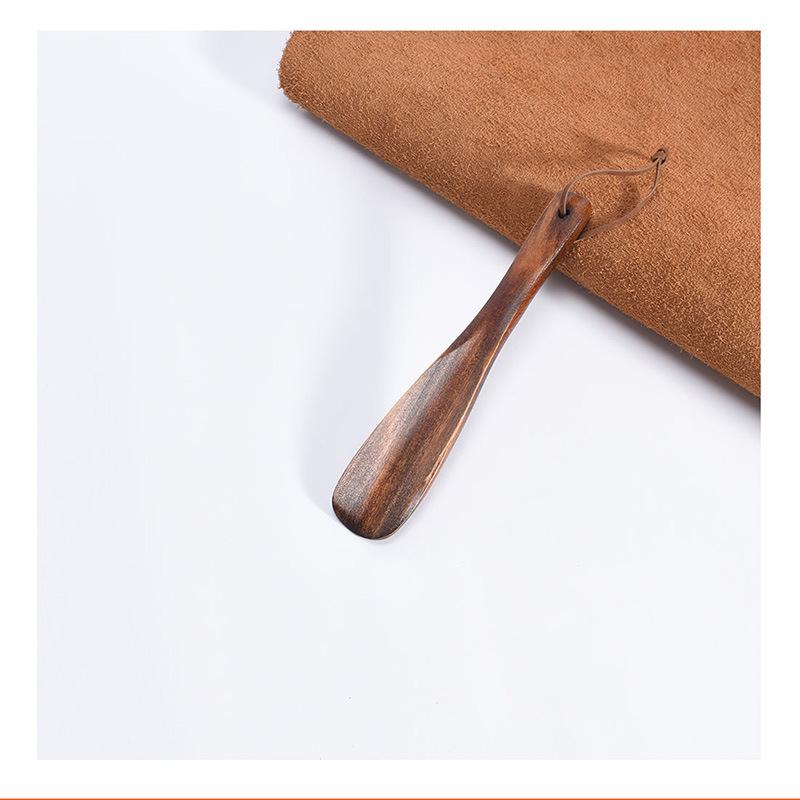 

Лопатка для обуви из черного ореха в стиле ретро: Удобный и легкий, не требует сгибания. Идеально подходит для отелей.