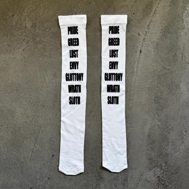 Weiße gotische Retro-Buchstaben-Druck lange Socken Harajuku schmal geschnittene Kniestrümpfe Y2K-Stil Cosplay süße Mode Socken Kawaii 2000er Emo