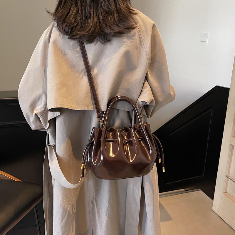 Retro Hand Carry Fashionable Pleated Bucket Bag Women'S High-End Sense Simple Shoulder Mother And Child Bag Versatile Women'S Bag