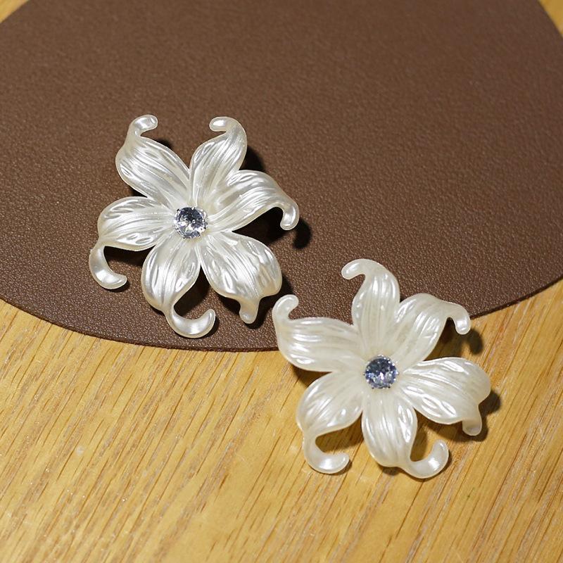 Blooming White Flower Big Stud Earrings for Women Shiny Rhinestones Acrylic Curled Petals Earrings Wedding Party Trendy Jewelry