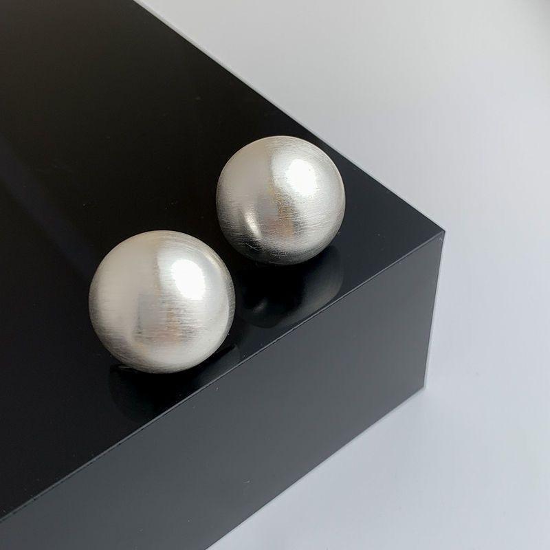 

Серьги-гвоздики с диском-катушкой от комаров, матовые, женские серьги, высококачественные, темпераментные, универсальные, персонализированные серьги, ювелирные изделия